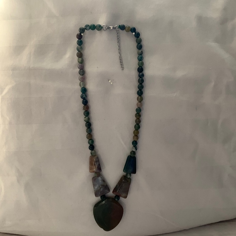 Women’s natural stones necklace